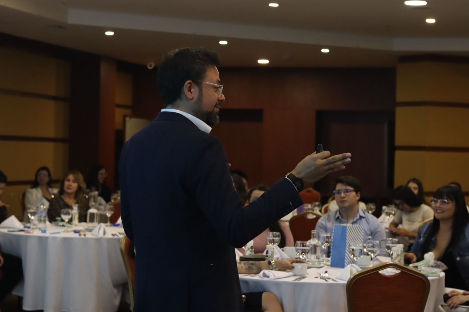 Diego Canaval durante una capacitación con equipo clínico